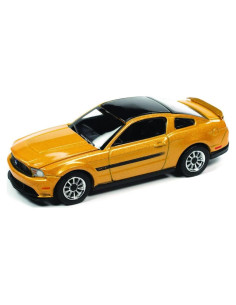 Auto World Mustang GT/CS 2012 Escala 1:64 Amarillo
