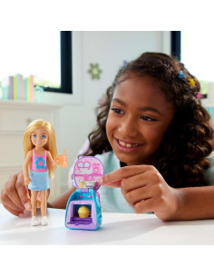 Muñeca Chelsea Barbie con mochila y set para hornear 2