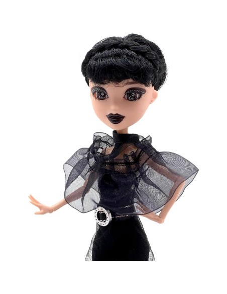 Muñeca Addams Yewmow 27.9 cm con vestido negro