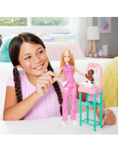 Muñeca Barbie Doctor con Bebé y Accesorios - Scrubs Rosados 2