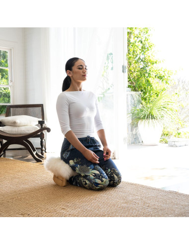 Banco de Meditación Pomoloso con Funda de Piel de Oveja