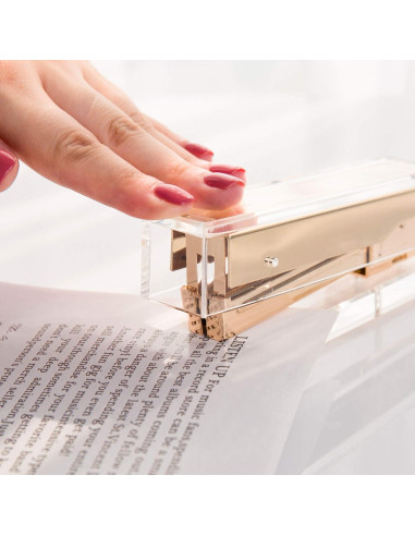 Grapadora de Escritorio SIRMEDAL Acrílica Dorada con 1000 Grapas