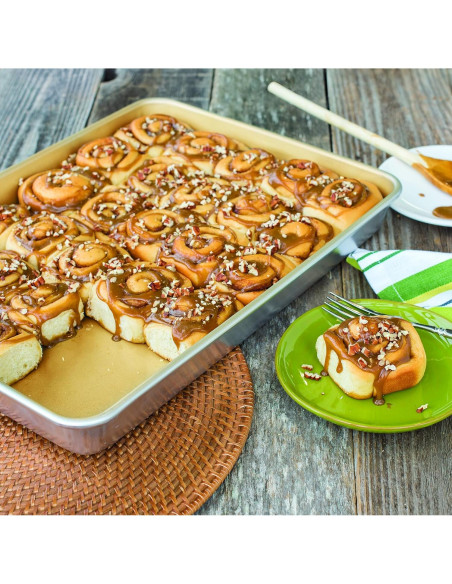 Bandeja para Pastel Alta de Aluminio Antiadherente Nordic Ware 45.7x33cm