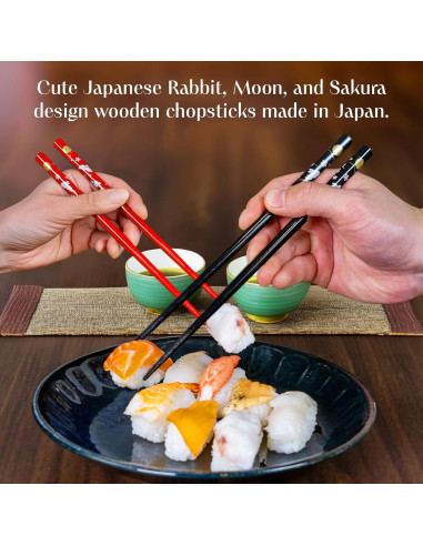 Juego de Palillos Japoneses Musuubi - Rojo y Negro con Conejo y Sakura
