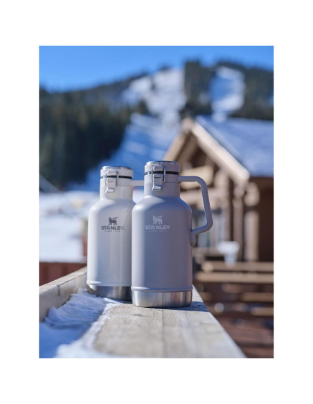 Growler Stanley Easy-Pour 1.89 L Acero Inoxidable Aislado