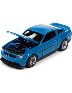 Auto World Mustang GT/CS 2012 a Escala 1:64 Azul 2