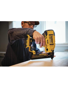 Grapadora de Corona Estrecha DEWALT 20V MAX DCN681B 18GA 2