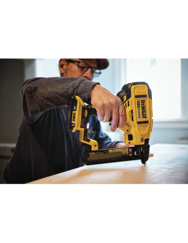 Grapadora de Corona Estrecha DEWALT 20V MAX DCN681B 18GA