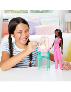 Barbie Bebé Doctor con Muñeca Morena y Accesorios 2