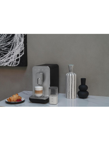 Máquina de Espresso Automática Smeg BCC13 con Molinillo y Espumador