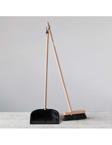 Escoba de Madera de Haya y Recipiente de Metal Creative Co-Op