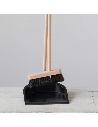 Escoba de Madera de Haya y Recipiente de Metal Creative Co-Op