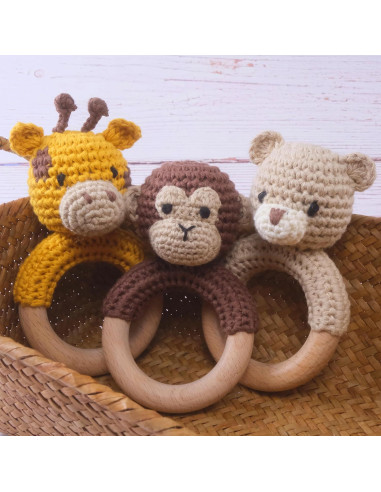 Sonajero de Oso Beige Joliecraft de Madera y Ganchillo 12.7cm