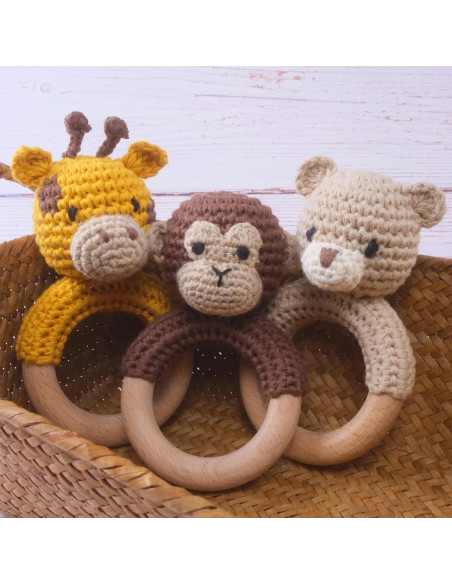 Sonajero de Oso Beige Joliecraft de Madera y Ganchillo 12.7cm