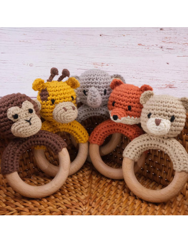 Sonajero de Oso Beige Joliecraft de Madera y Ganchillo 12.7cm