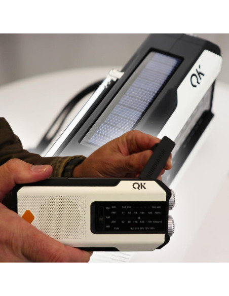 Radio de Emergencia 4-en-1 NOAA Guardian QKLCFR - Linterna y Cargador