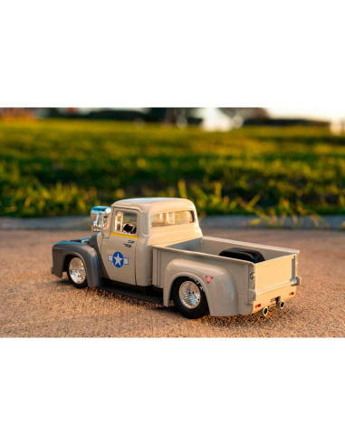Jada Toys Ford Pickup F100 1956 con figura Guile 1:24
