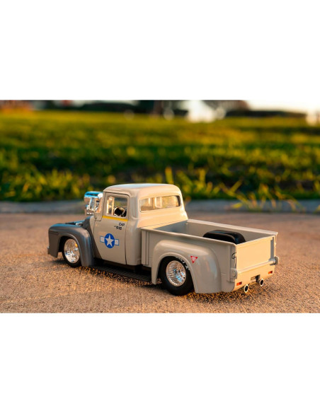 Jada Toys Ford Pickup F100 1956 con figura Guile 1:24