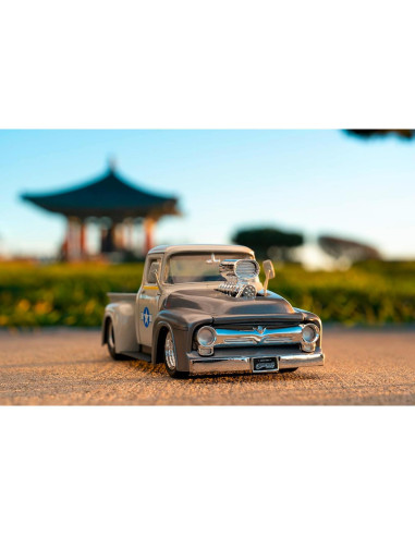 Jada Toys Ford Pickup F100 1956 con figura Guile 1:24