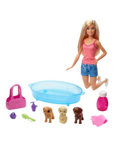 Muñeca Barbie con 3 cachorros y set de baño - Mattel
