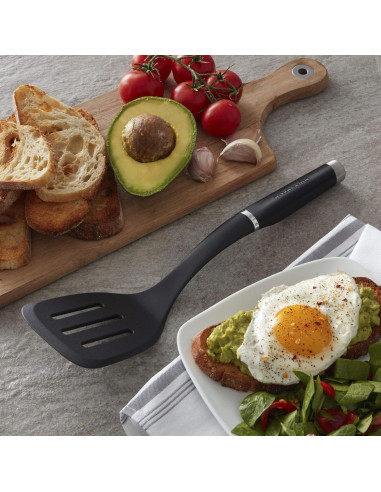 Espátula Ranurada de Nylon KitchenAid 34.7 cm Negra