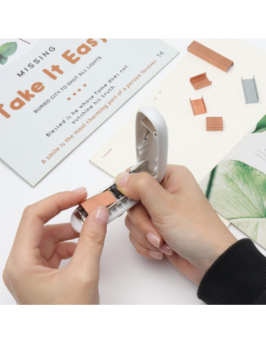 Grapadora Mini Blanca NatSumeBasics con 1000 Grapas Rosa