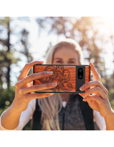 Funda de Madera Carveit para Google Pixel 8 - Pulpo-Rosy Funda de Madera Carveit para Google Pixel 8 - Pulpo-Rosy