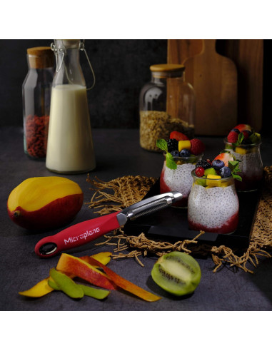 Pelador Giratorio Serrado Microplane Profesional 19cm Rojo