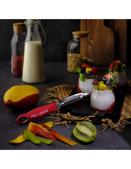 Pelador Giratorio Serrado Microplane Profesional 19cm Rojo