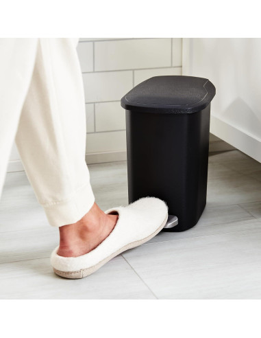 Basurero Compacto Amazon Basics 6L Negro con Pedal y Cierre Silencioso