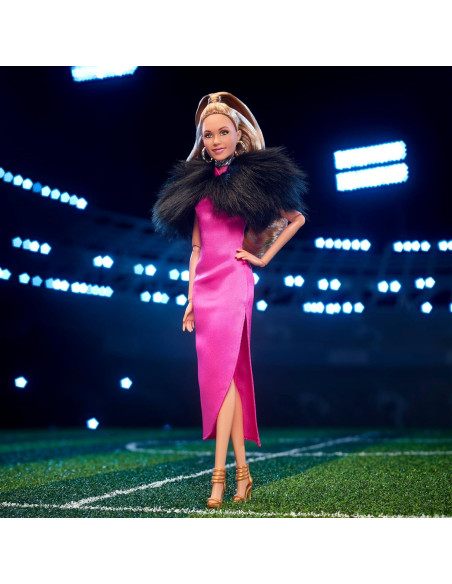 Muñeca Barbie Keeley Jones Ted Lasso con vestido rosa 33 cm