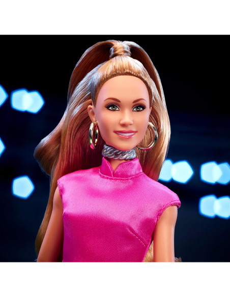 Muñeca Barbie Keeley Jones Ted Lasso con vestido rosa 33 cm