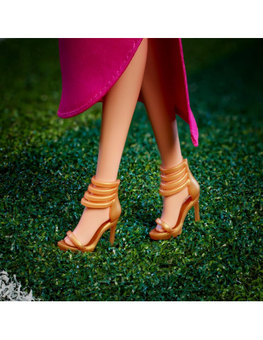 Muñeca Barbie Keeley Jones Ted Lasso con vestido rosa 33 cm