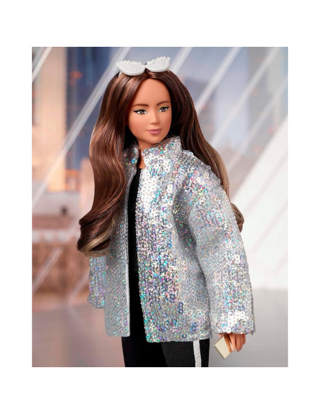 Muñeca de Moda Barbie Signature @BarbieStyle Curvy con Ropa y Accesorios