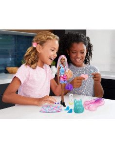 Muñeca Barbie Color Reveal Mattel con 25 Sorpresas y 2 Mascotas 2