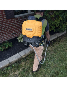 Pulverizador de mochila DEWALT 20V 4 galones inalámbrico 2