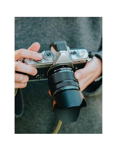 Cámara sin espejo OM SYSTEM OM-3 con lente 12-45mm F4 PRO