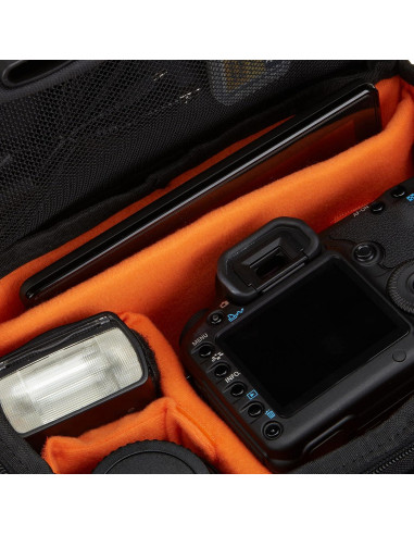 Bolsa Grande para Gadget DSLR Amazon Basics Negra Interior Naranja