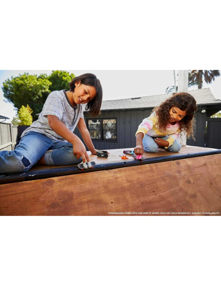 Paquete de Trucos de Patinaje Hot Wheels - 8 Fingerboards y 4 Zapatos