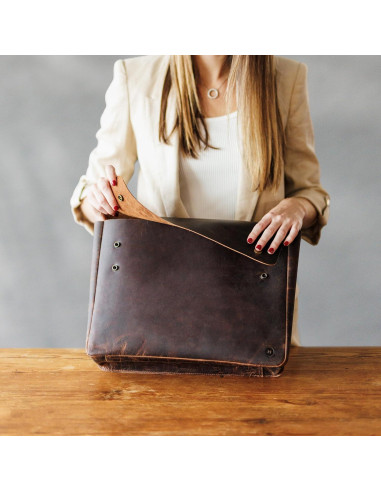 Carpeta de cuero Moonster para laptop 15.6" marrón oscuro