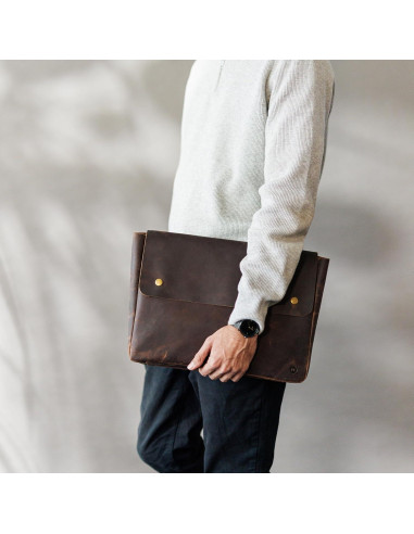 Carpeta de cuero Moonster para laptop 15.6" marrón oscuro