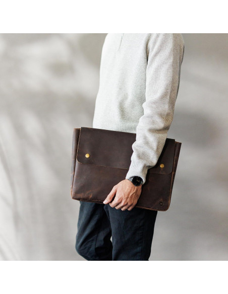 Carpeta de cuero Moonster para laptop 15.6" marrón oscuro