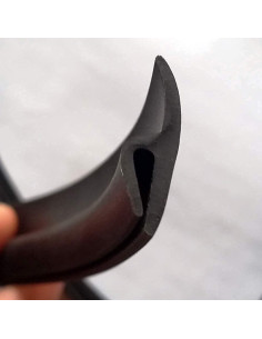 Tira de Sellado de Goma GoldWheel 5.49m para Parabrisas Negro 2
