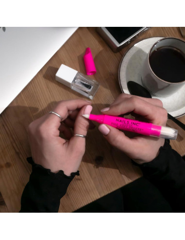 Bolígrafo Corrector 3-en-1 Lima Inc - Elimina Errores de Manicura