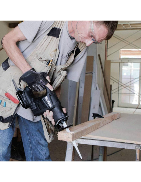 Sierra Recíproca Inalámbrica Makita XRJ07R1B 18V Compacta