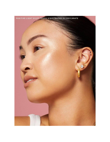 Iluminador en Polvo Rare Beauty Toque Sedoso 2.8g Tono Exhilarate