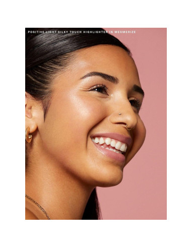 Iluminador en Polvo Rare Beauty Toque Sedoso 2.8g Tono Fascinante