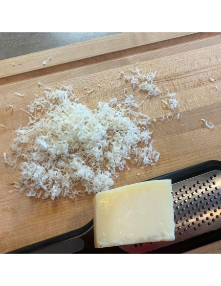 Rallador de Queso Grueso Microplane con Mango Ergonómico Negro