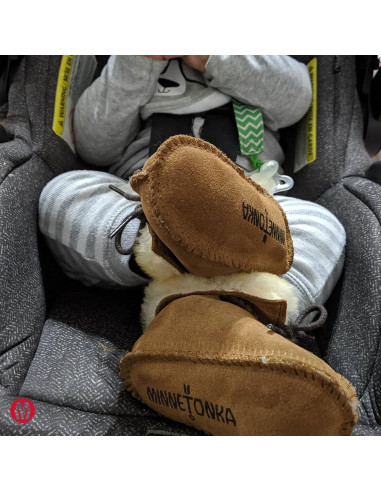 Botín de piel de oveja Minnetonka para infante 3 Tan