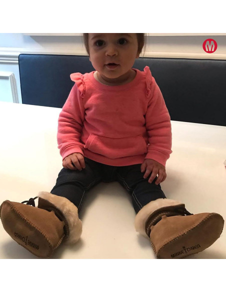 Botín de piel de oveja Minnetonka para infante 3 Tan